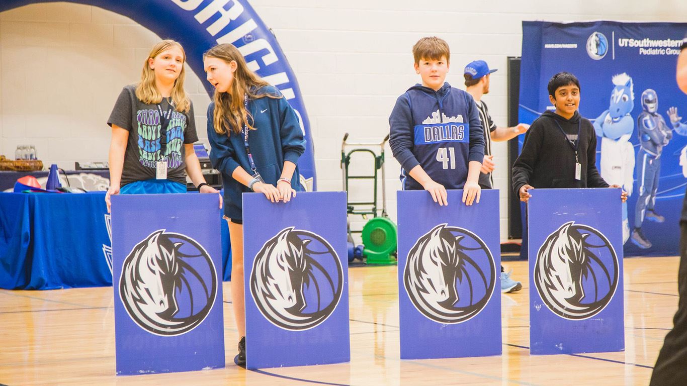 Dallas Mavericks mascots visit Shadow Ridge